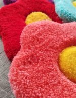 zoom sur petites fleurs en tufting