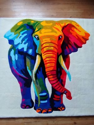 Eléphant arc-en-ciel en tufting
